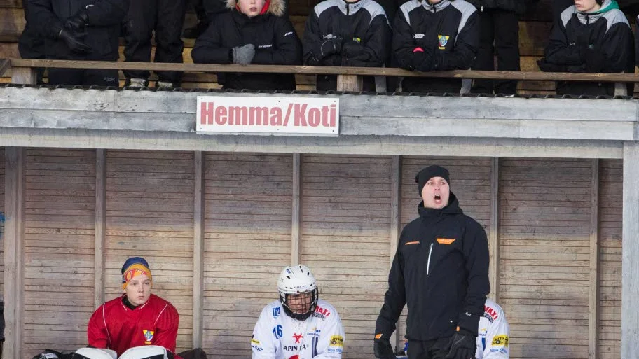 Spännande. Tränaren Paulus Pörhölä fick se en dramatisk match.