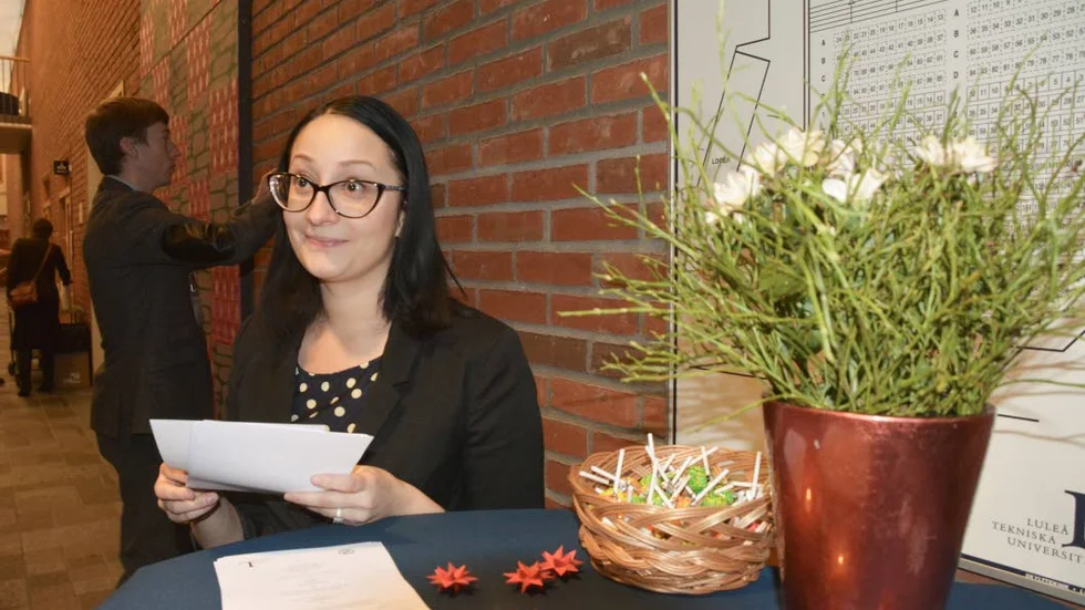 Anna Näppe, som arbetar på universitetet, delade ut program och svarade på frågor.