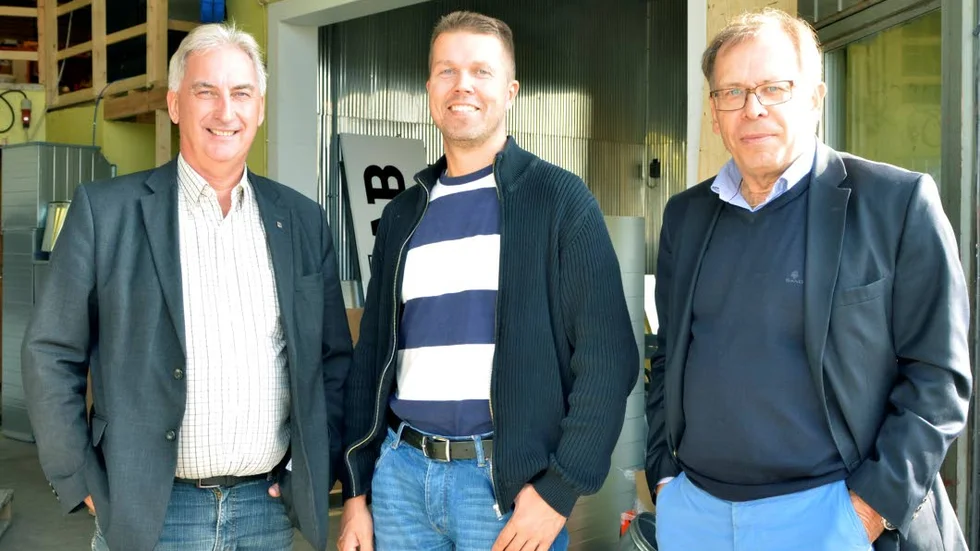 VÄLKOMNAR TILLVERKNINGSINDUSTRI. Roland Kemppainen (S) och Stig Kerttu, näringslivschef välkomnade förra året företagare Johan Niska till en storsatsning inom tillverkningsindustrin med förläggning av fabriken till Juoksengi. ”Vi behöver mer tillverkning”, säger Stig Kerttu.