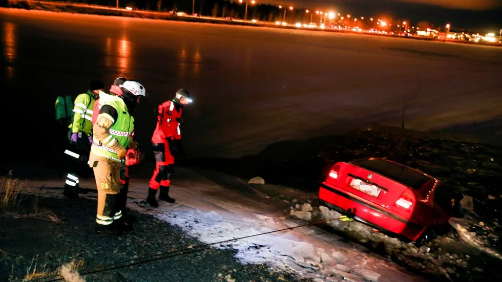 Olycksbilen på väg upp ur vattnet.