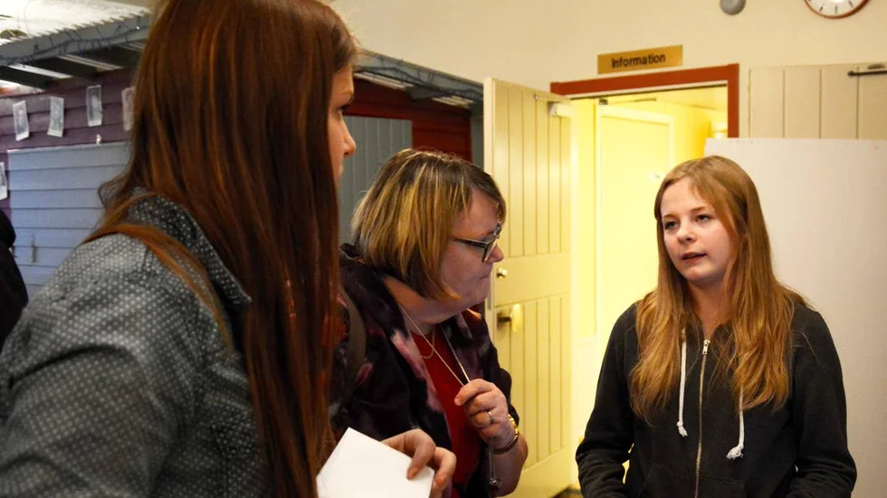 Erica Sohlberg och Sanna Ekblom, årskurs åtta Centralskolan, hoppas på att Pajala ska få råd att bygga ett kulturhus. Här berättar de för kommunchefen Lena Jatko om sin idé.