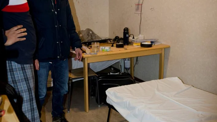 SOVRUM. En av de boende i rummet har fått köpa ny säng eftersom den gamla var full av vägglöss. Han har inte haft råd med madrass.