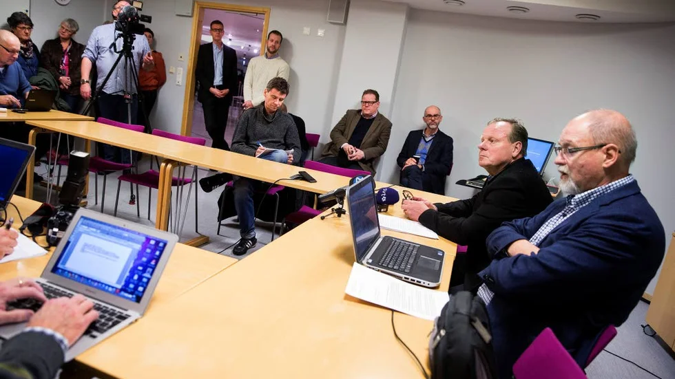S-uppror. Bengt Niska och Bengt Westman (S) krävde att Kent Ögren skulle stiga åt sidan – vilket skedde.