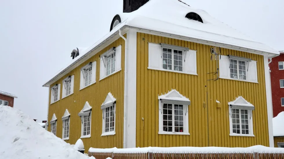 OMBYGGNATION UTAN BYGGLOV. Byggnaden är från år 1929 och exteriört skyddad. Den hyste tidigare kontor, numera lägenheter.
