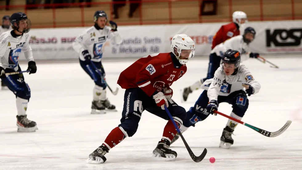 KVBS dominerade första halvleken när Robin Hellqvist och de övriga hemmaspelarna fortfarande var trygga i ledningen. I andra halvlek tappade laget allt, men kom undan med blotta förskräckelsen när ingen i KVBS hade kontroll på nerverna.