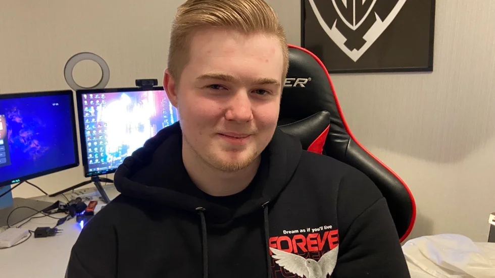 Elias Holmberg berättar att han tänker fortsätta som e-sportkommentator och ta alla möjligheter han kan inom det.