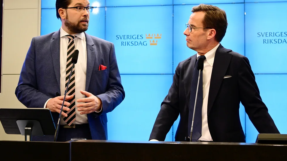 Statsminister Ulf Kristersson (M) och Sverigedemokraternas partiledare Jimmie Åkesson (SD) målar upp en falsk bild av Sverige. 

