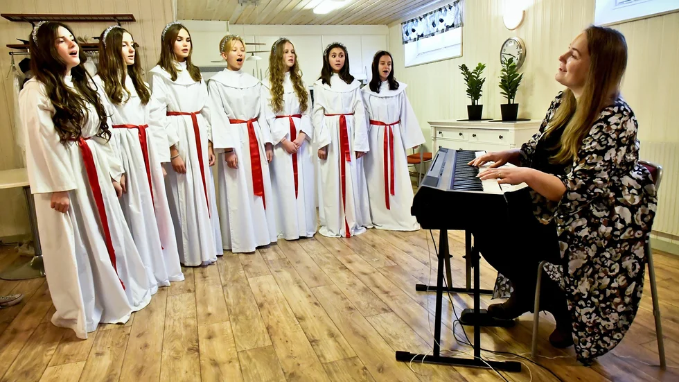 Emelina Gjoliku Laisfeldt, Alva Kercoff, Milla Holmström, Naemi Sevdin, Esther Lundholm Larsson, Nelly Ljuslinder och Melina Dahnelius övar luciasånger tillsammans med musikledaren Stina Gjoliku Laisfeldt.