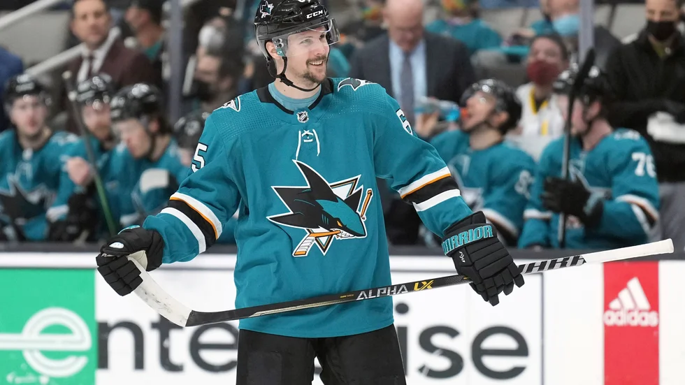 San Joses Erik Karlsson är nominerad till spelarnas pris vid NHL-galan. Arkivbild.