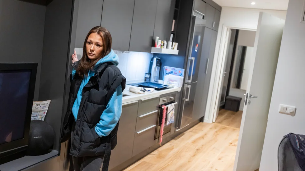 22-åriga Sofia har gett upp efter allt strul med felaktigheter i sin lägenhet och väljer nu att flytta till Skurholmen.