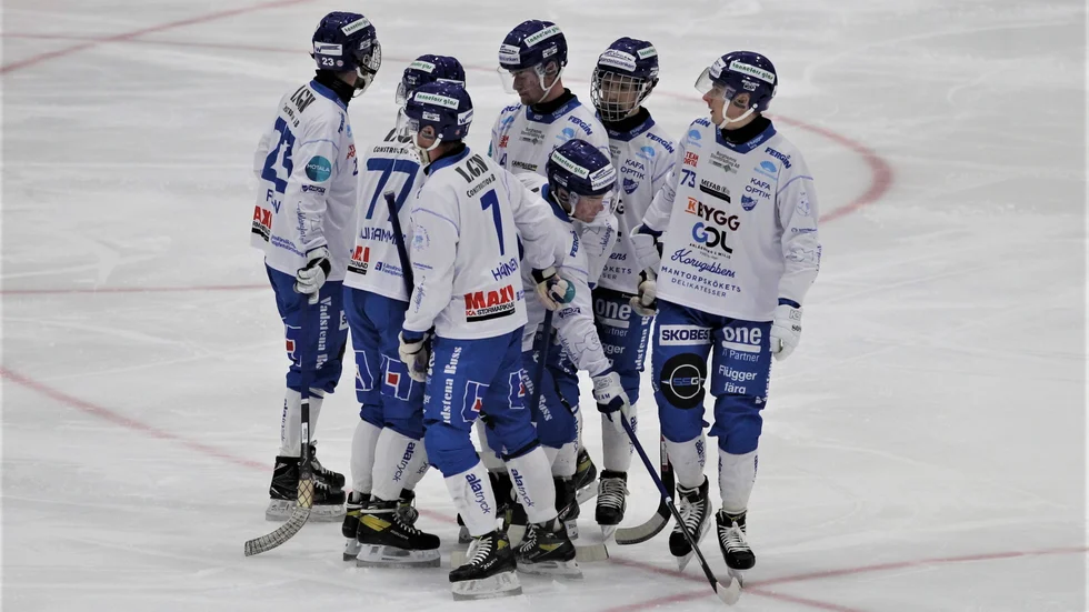IFK Motala diskuterar vilken hörnvariant som ska genomföras borta mot Bollnäs. Hörnorna fortsätter vara ett gissel för IFK som är näst sämst på det av elitserielagen i seriens inledning.