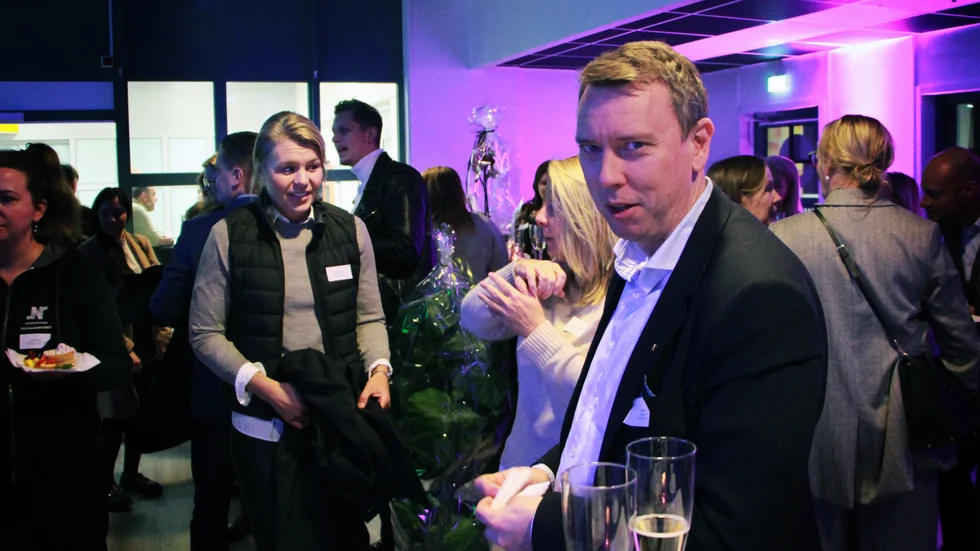 Kommunstyrelsens ordförande Sophia Jarl (M) och oppositionrådet Olle Vikmång (S) leder var sin grupp av partier i lokalpolitiken. Förhoppningsvis ses de i ett mötesrum i mitten av maj.