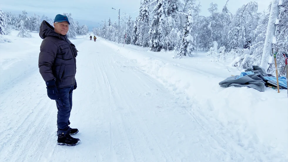 Ulf Henricson vid platsen för dödsfallet. Polisen har startat en förundersökning och utreder händelsen som ett misstänkt mord. Det beror på skadorna som 76-åringen hade på överkroppen som byborna vittnar om.