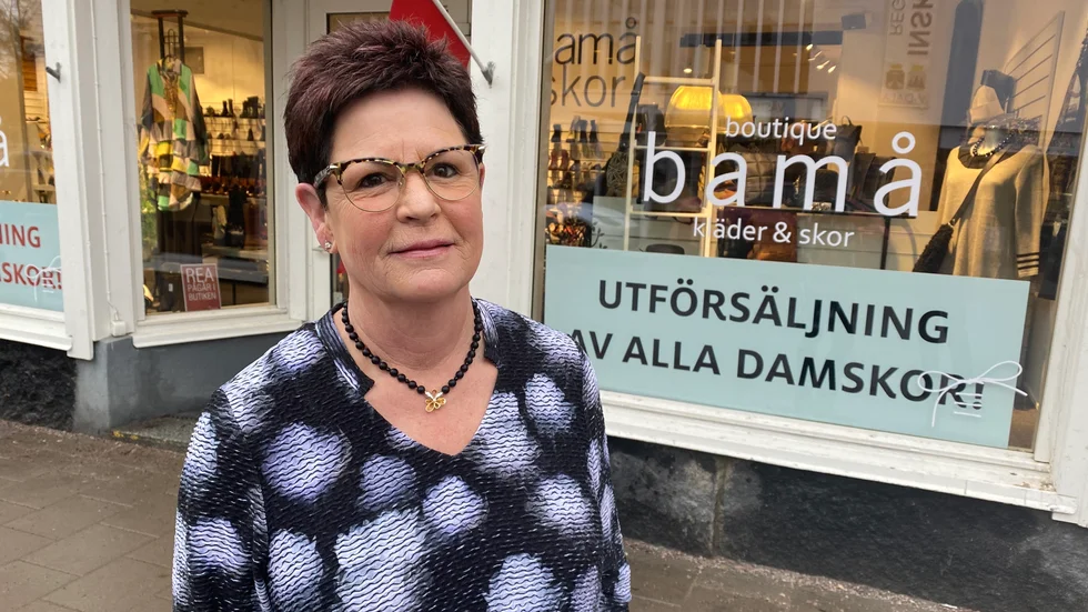 Ägaren Magdalena Berglund ser ingen annan utväg att sluta sälja skor för att överleva. 