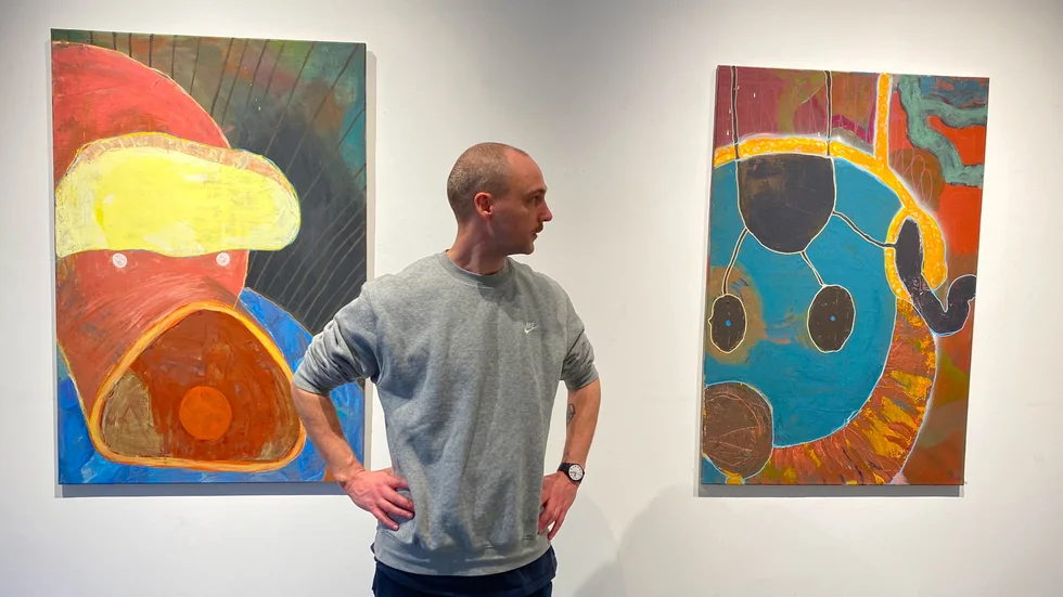 Konstnären Oskar Lindvall har vernissage på sin utställning "Norrköpingssonen" på Konstforum i dag lördag.Titeln är en hyllning och en kärleksförklaring till kulturstaden Norrköping.