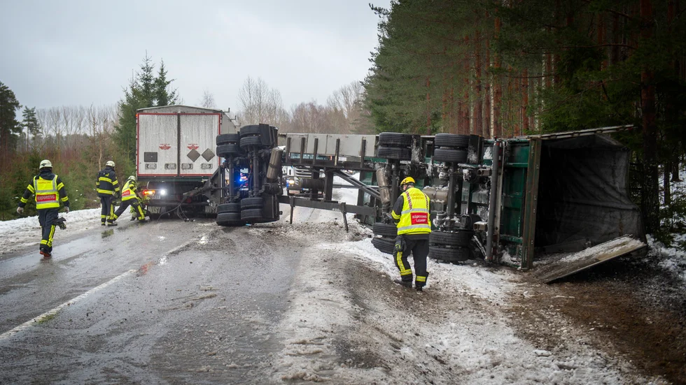Släpet ska innehålla stenmjöl som används till plåttillverkning, säger Mikael Blomberg på räddningstjänsten.