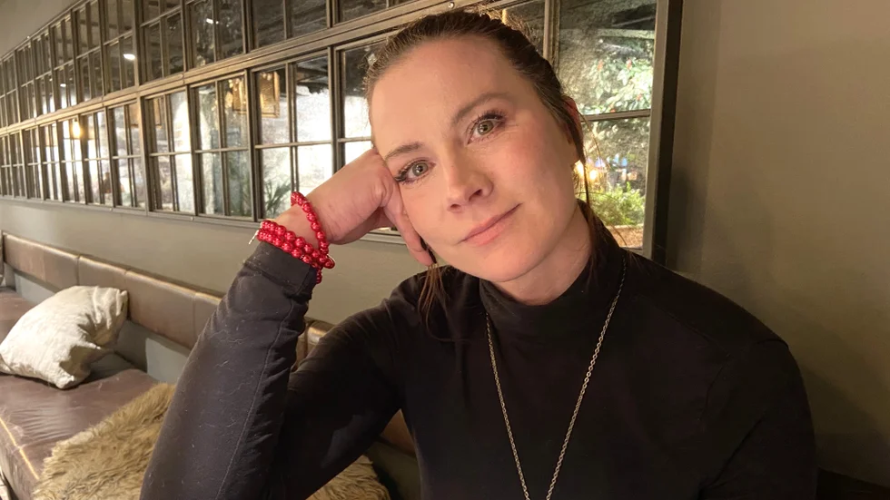Tina Sandström erkänner nu att det var hon som satte upp affischerna och skrev på sociala medier. "Jag ångrar mig inte."