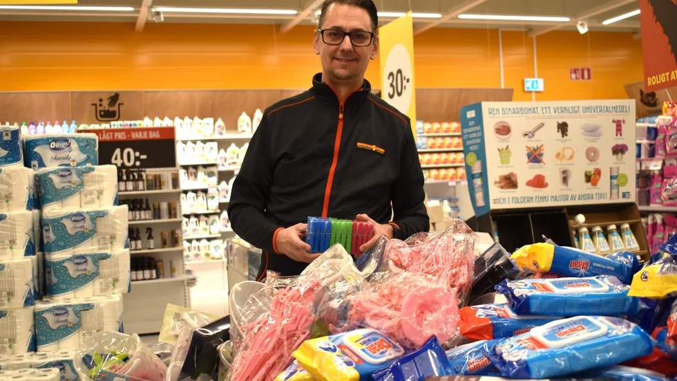 Från Dollarstore till Synsam. Det steget tar Ronny Hellenstierna om några veckor. "Jag har ingen bakgrund inom optikerbranschen, men jag har varit butikschef/säljare i många år och det ska bli intressant att lära känna en ny bransch", säger han.