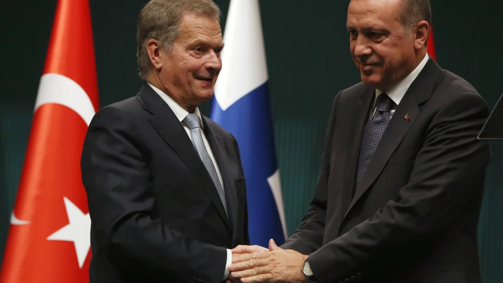 Finlands president Sauli Niinistö och hans turkiske motsvarighet Recep Tayyip Erdogan skakar hand i Ankara 2015.
