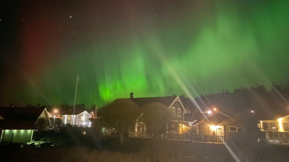 Mäktigt norrsken över Örsundsbro sent under onsdagen.