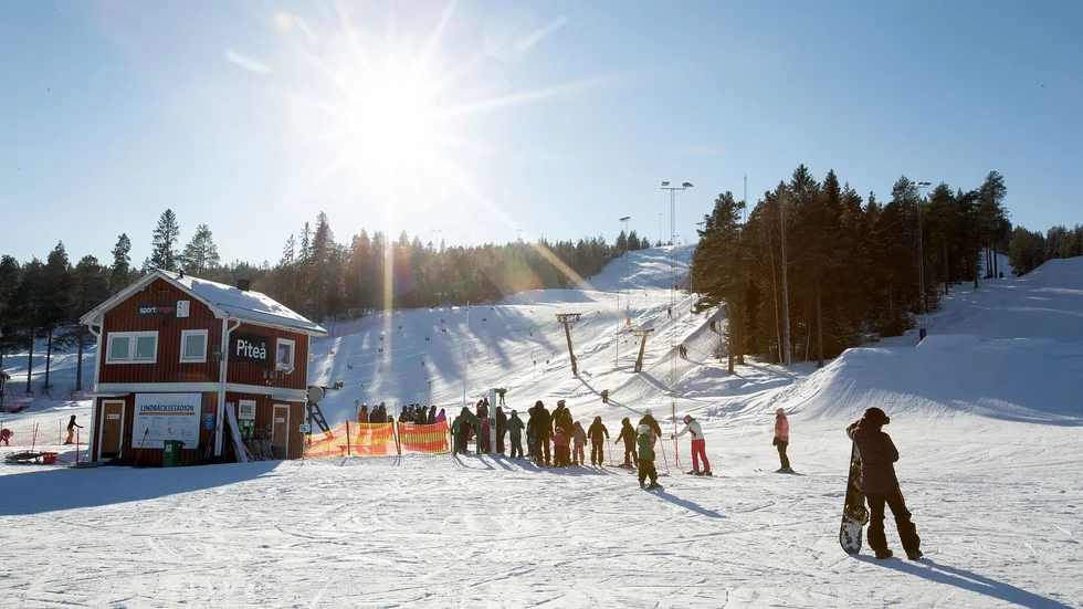 Trots att vi äntrat april finns fortfarande gott om snö. Nu förlänger Lindbäcksstadion säsongen och hoppas kunna hålla öppet två veckor till. (Arkivbild)