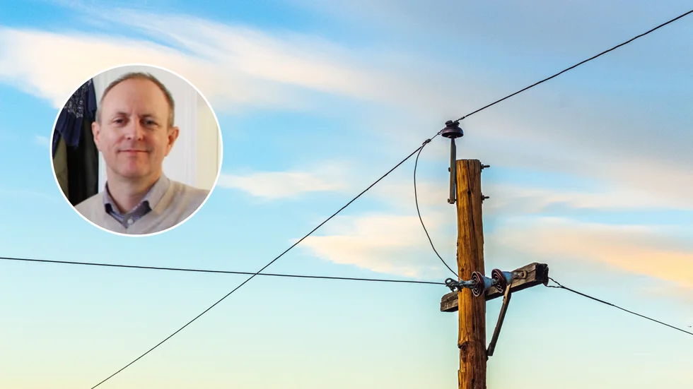 Telia har redan påbörjat nedmonteringen av de telestolpar som leder kopparnätet ovan mark. Göran Hedström är bredbandsstrateg på Strängnäs kommun och säger att han inte vet vad planen är för de ledningar som finns under mark.