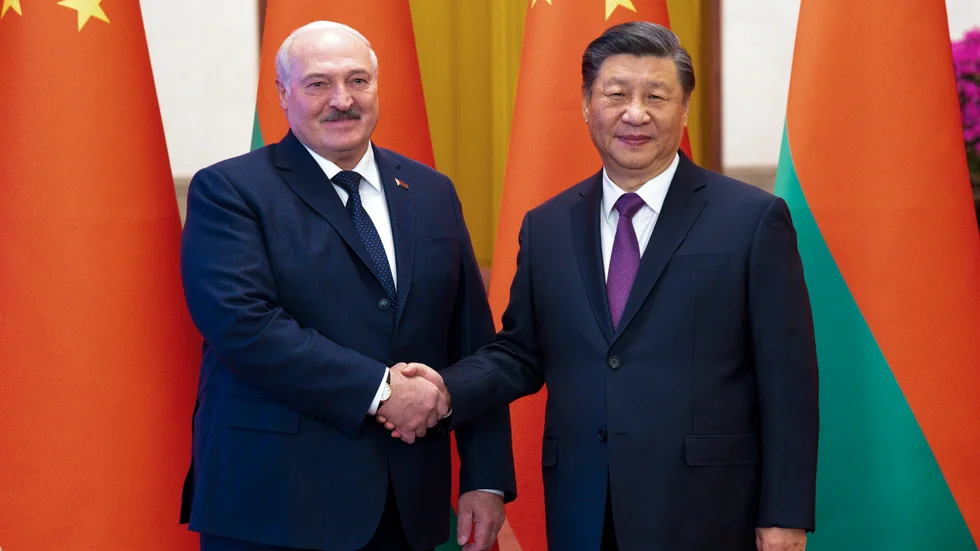 Belarus president Aleksandr Lukasjenko och Kinas Xi Jinping under en ceremoni i Peking den 1 mars.