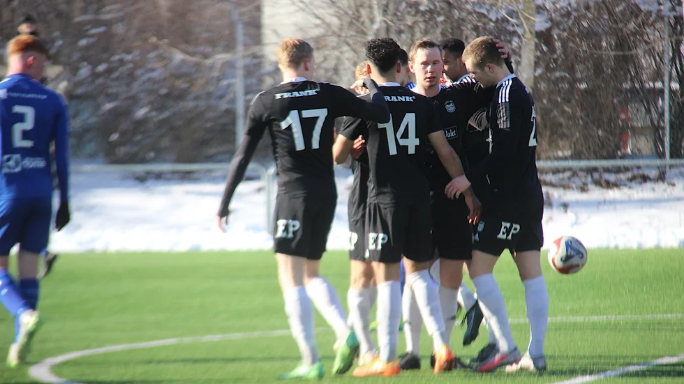 Fanna BK firar ett av målen; Markus Thorell i mitten och Johan Eriksson (hattrick )längst till höger, Andreas Larsson längst till vänster var målskyttar