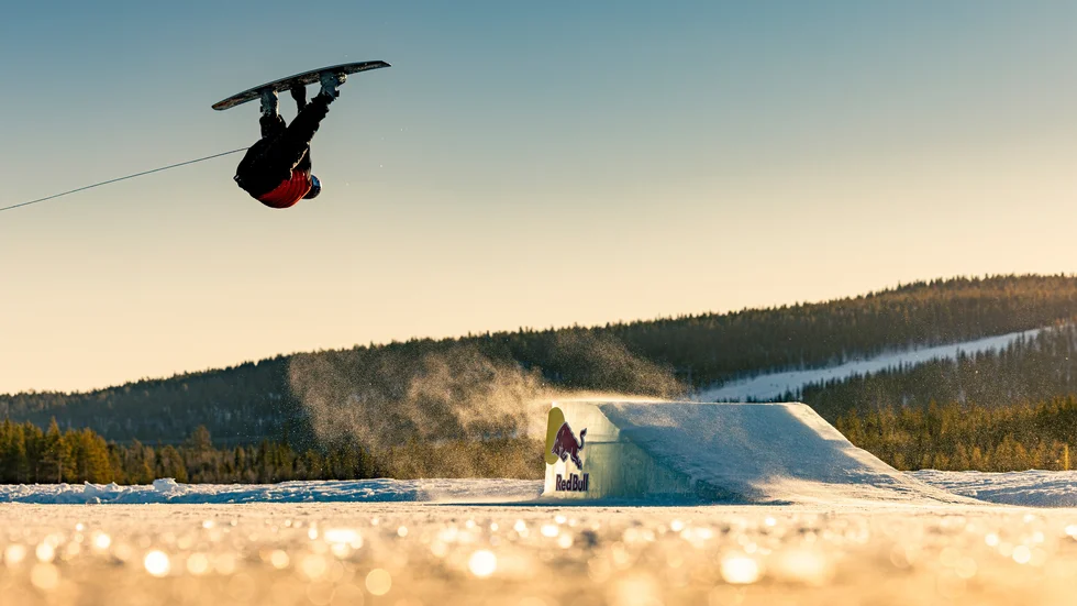 Tre av världens bästa wakeboardåkare på en spektakulär produktion i Jokkmokk på frusna sjöar. 