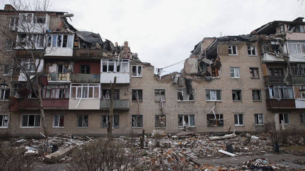 Ett sönderbombat hus i Bachmut den 27 februari.