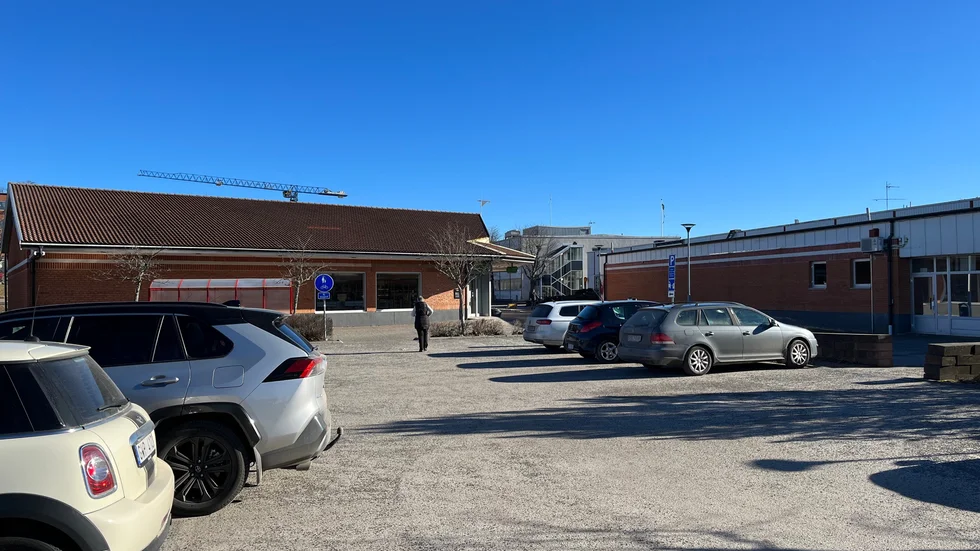 Systembolagets parkering i Gamleby. 