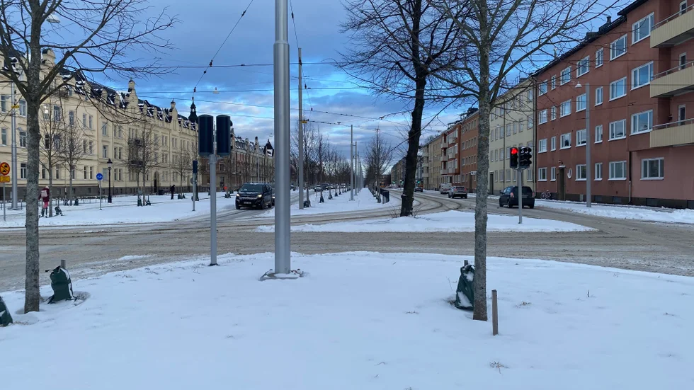 På östra promenaden löpte trafiken på onsdagsmorgonen trots nattens snöoväder.