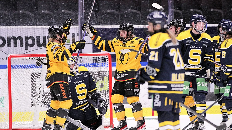 Vilma Granlund, till vänster, och Laura Lerchova jublar efter ett av Granlunds två mål i playoff-matchen mot Södertälje.