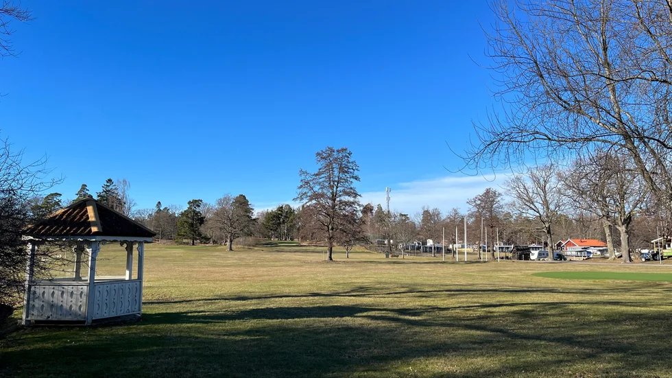 Golfbanan är en förlustaffär för Västervik Resort. Nu har man sagt upp hyresavtalet med klubben.