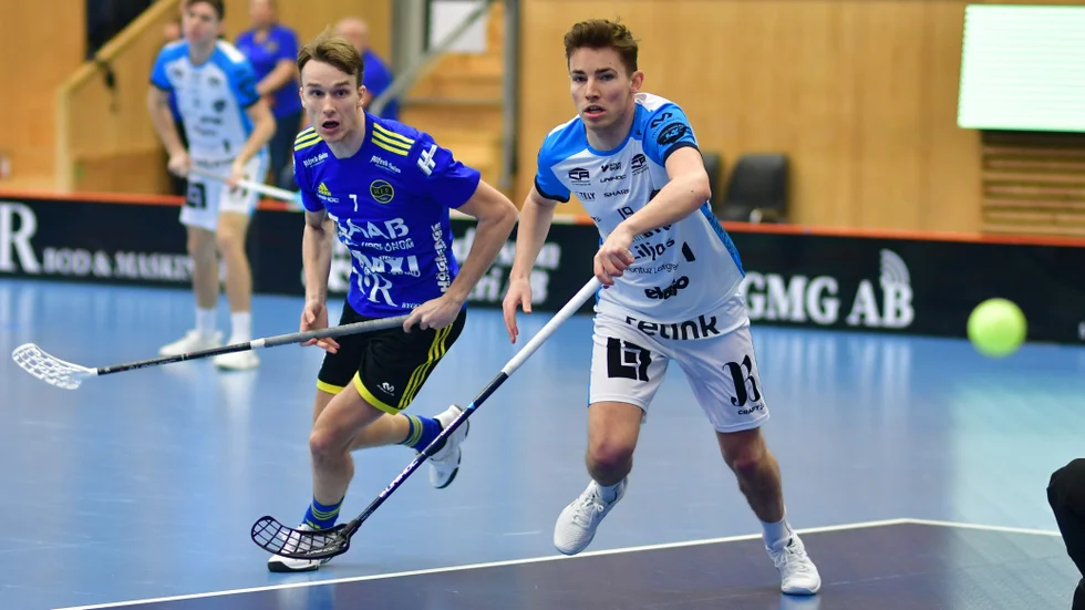 Felix Abrahamsson (i den blåa Hagundatröjan) jagar mot bollen framför Kalmarsunds mål. Matchen i IFU Arena slutade 7–8 och Hagunda har hamnat i ett mycet besvärligt läge.