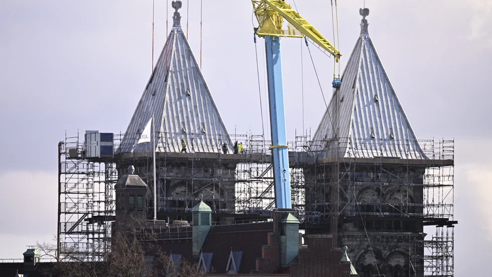 De renoverade tornen på Lunds domkyrka lyftes med hjälp av kran tillbaka på måndagen