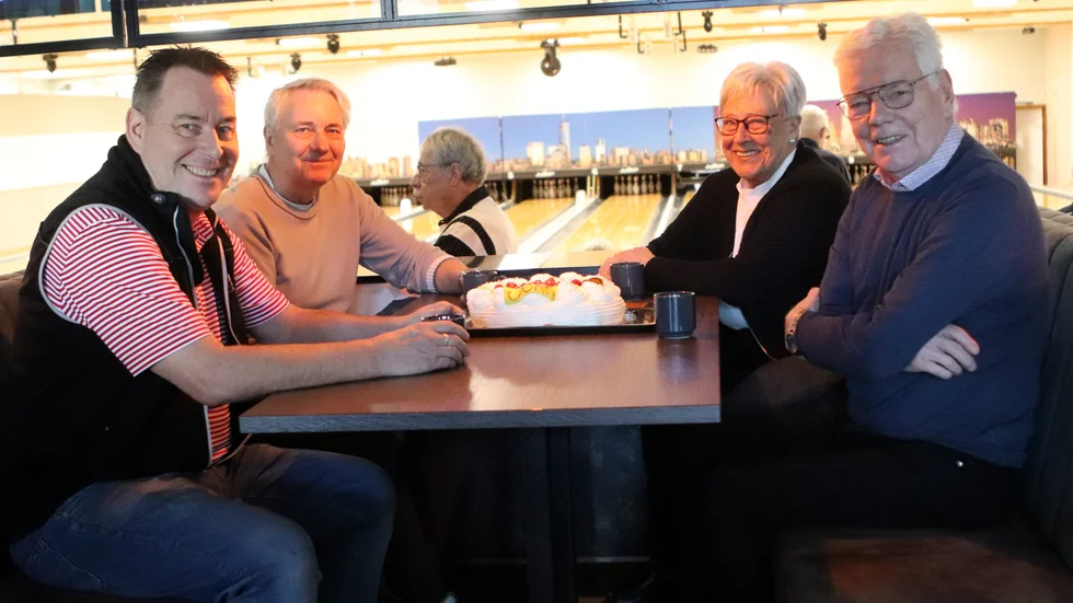 Gamla arbetskamraterna träffades igen för tårtkalas när Katrineholms bowlingcenter firade 30 år. Från vänster Mats Ganebring, Sören Blomgren, Gunilla och Inge Norrman.