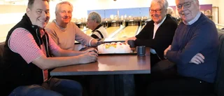Tårtkalas när bowlinghallen firade 30-årsjubileum