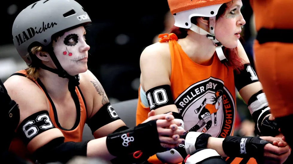MÅLADE. Det tar ett tag att göra sig i ordning för match i roller derby.