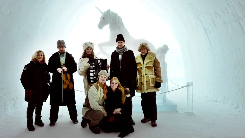 Catarina Gnosspelius regissör, Per Drougge på violin, Görel Särs på dragspel, Karl Peter Eriksson som Smirnoff och Joakim Kallhed på Piano. 
I främre raden ses Anders Rimpi som spelar Luka och Carina Henriksson som spelar Popova.