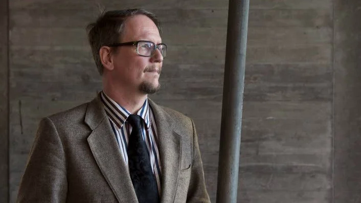 ”En sten har allt en poet behöver”, konstaterar den isländske författaren Sjón, aktuell på svenska med ”Stensamlarens sång”.