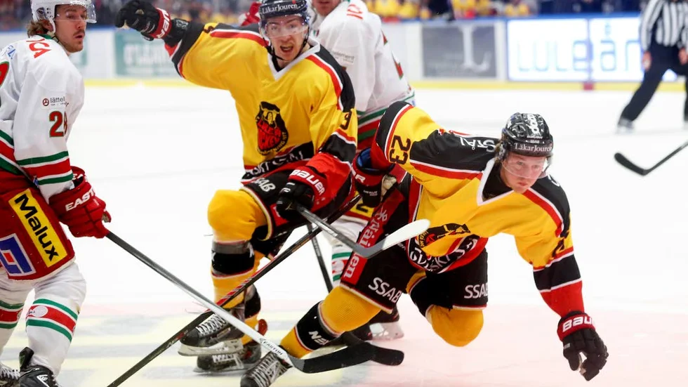 Johan Forsberg och Lucas Wallmark ser ut att få ny omgivning i SHL-avslutningen.