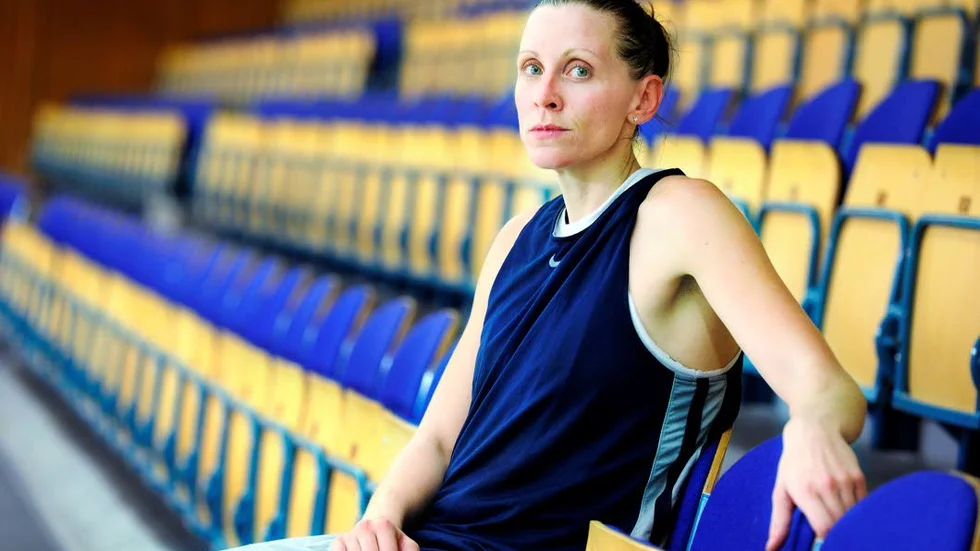 Anna Barthold har stukat foten.