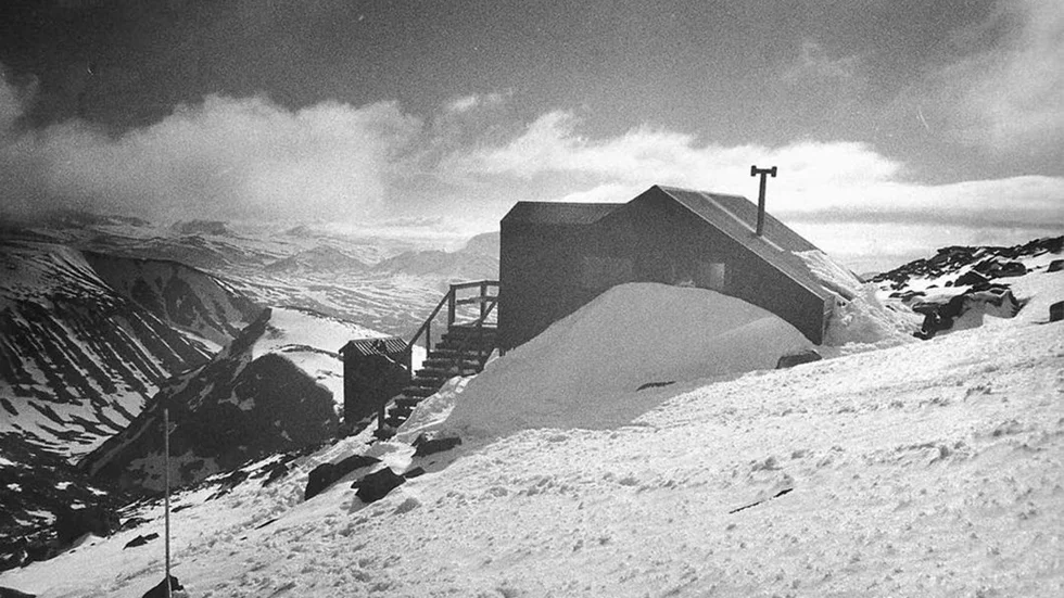 Den nya toppstugan på Kebnekaise byggdes 1983 och har bland annat ett utedass. Skötseln är dock eftersatt och stugan är, liksom den äldre stugan, i dåligt skick. Nu finns planer på att riva båda stugorna och bygga en ny, som länsstyrelsen ska förvalta.