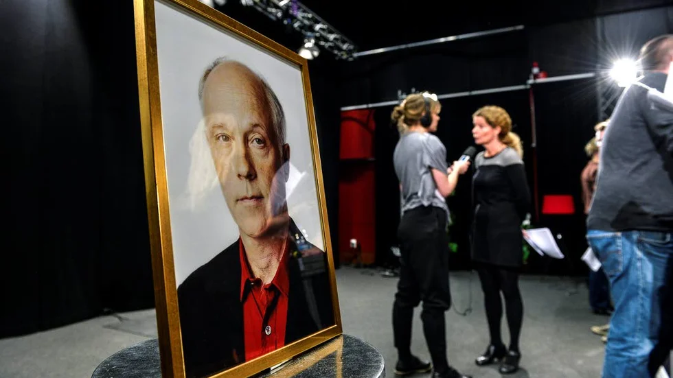 Presskonferens i Radiohuset om radiojournalisten Nils Horner som sköts till döds i Kabul på tisdagen. Bengt Arven direktionsadministratör på Sveriges radio bredvid porträttet på Nils Horner. I bakrunden ses Cilla Benkö, vd på SR. I förgrunden ses ett porträtt av Nils Horner.