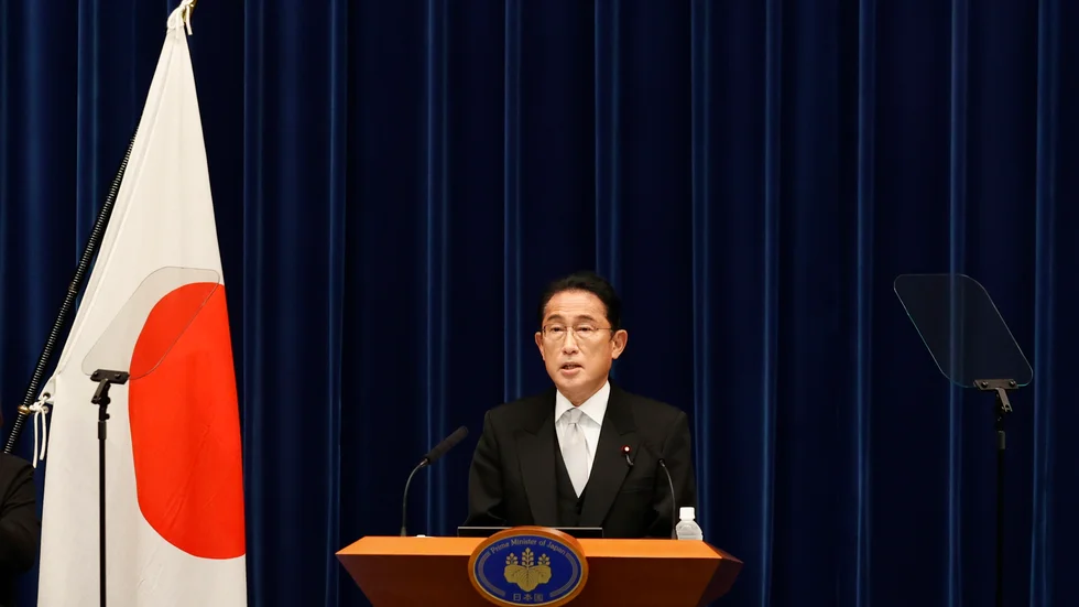 Japans premiärminister Fumio Kishida håller presskonferens.