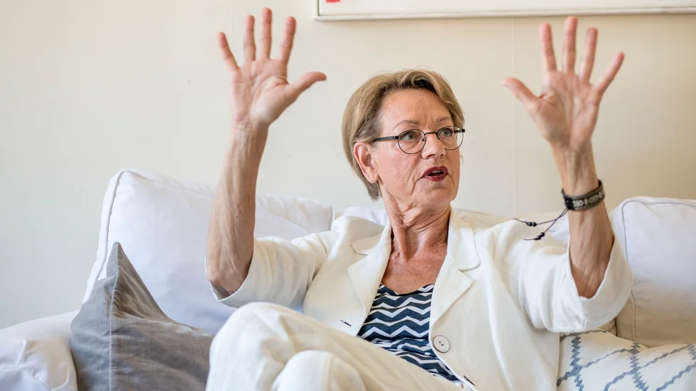Den före detta vänsterpartiledaren Gudrun Schyman anser att Ukraina och väst bör ge upp kampen om frihet eftersom Ryssland ändå kommer att vinna. 