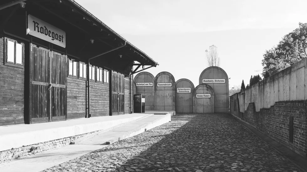 Radegast station i Polen varifrån judar transporterades vidare till olika förintelseläger.