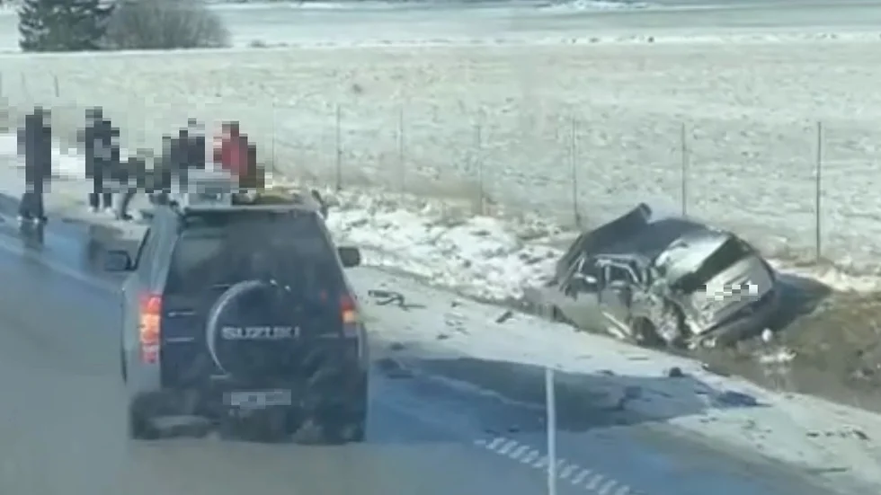 En personbil hamnade i diket efter olycka med lastbil på E4.