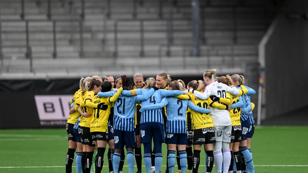 Häcken och Djurgården samlades i en kollektiv protest inför avsparken i den damallsvenska premiären. Arkivbild.